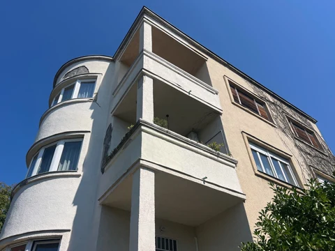 Homlokzat és erkélyek