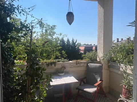 Fedett loggia zöld környezettel