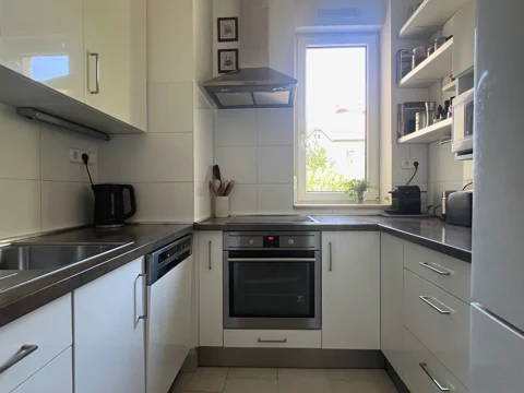 Külön konyha ablakkal