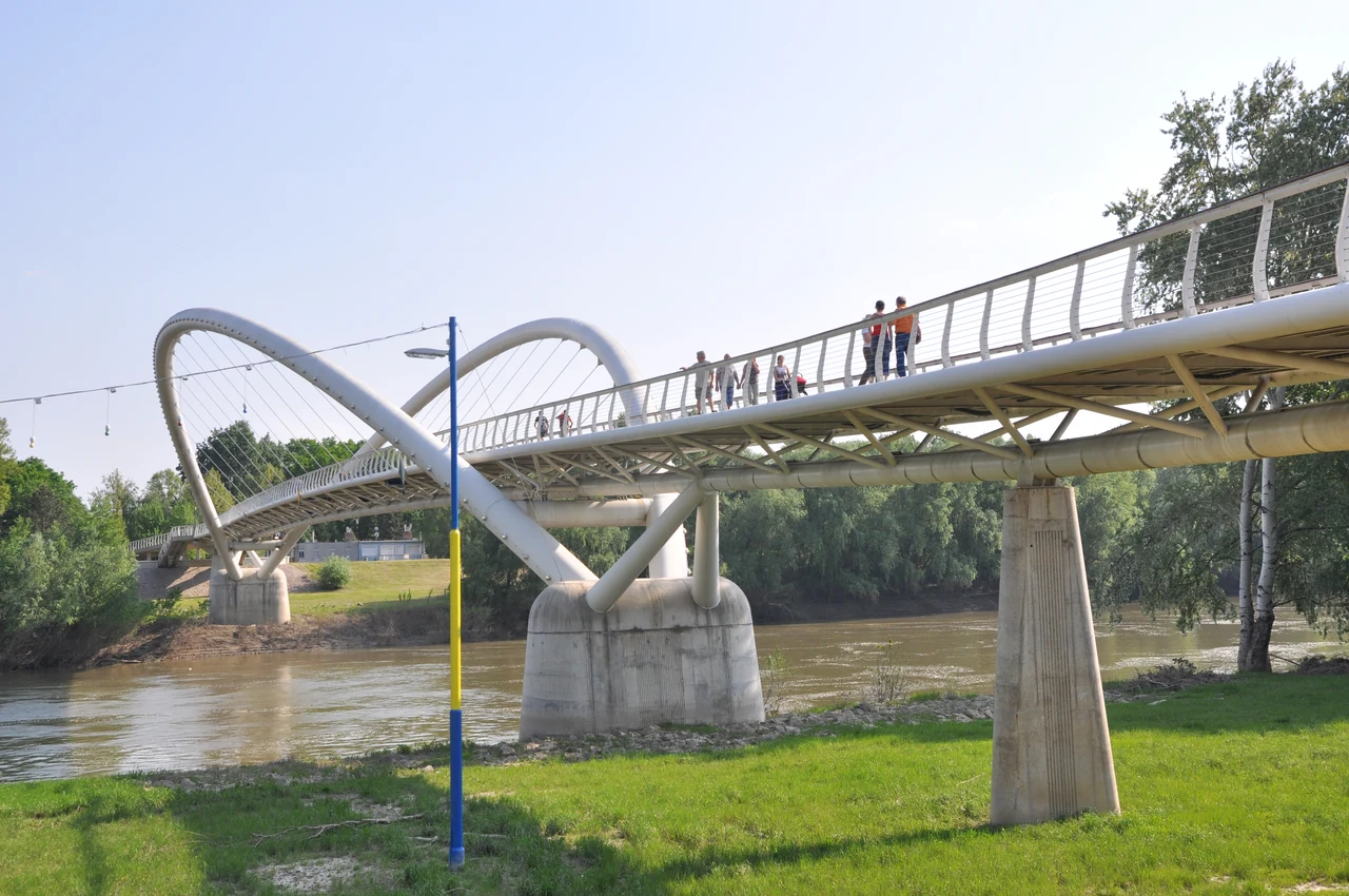 A szolnoki Tiszavirág-híd – helyszíni városkép