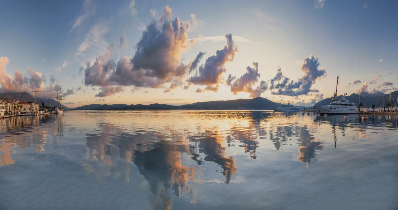Tivat kikötőjének naplementés panorámája – helyszíni városkép